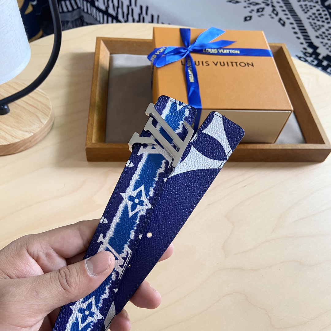 Louis Vuitton 女神节 特价 140 双面腰带 两面都可以使用 标志性的 LV 带扣即可与 Monogram 结合