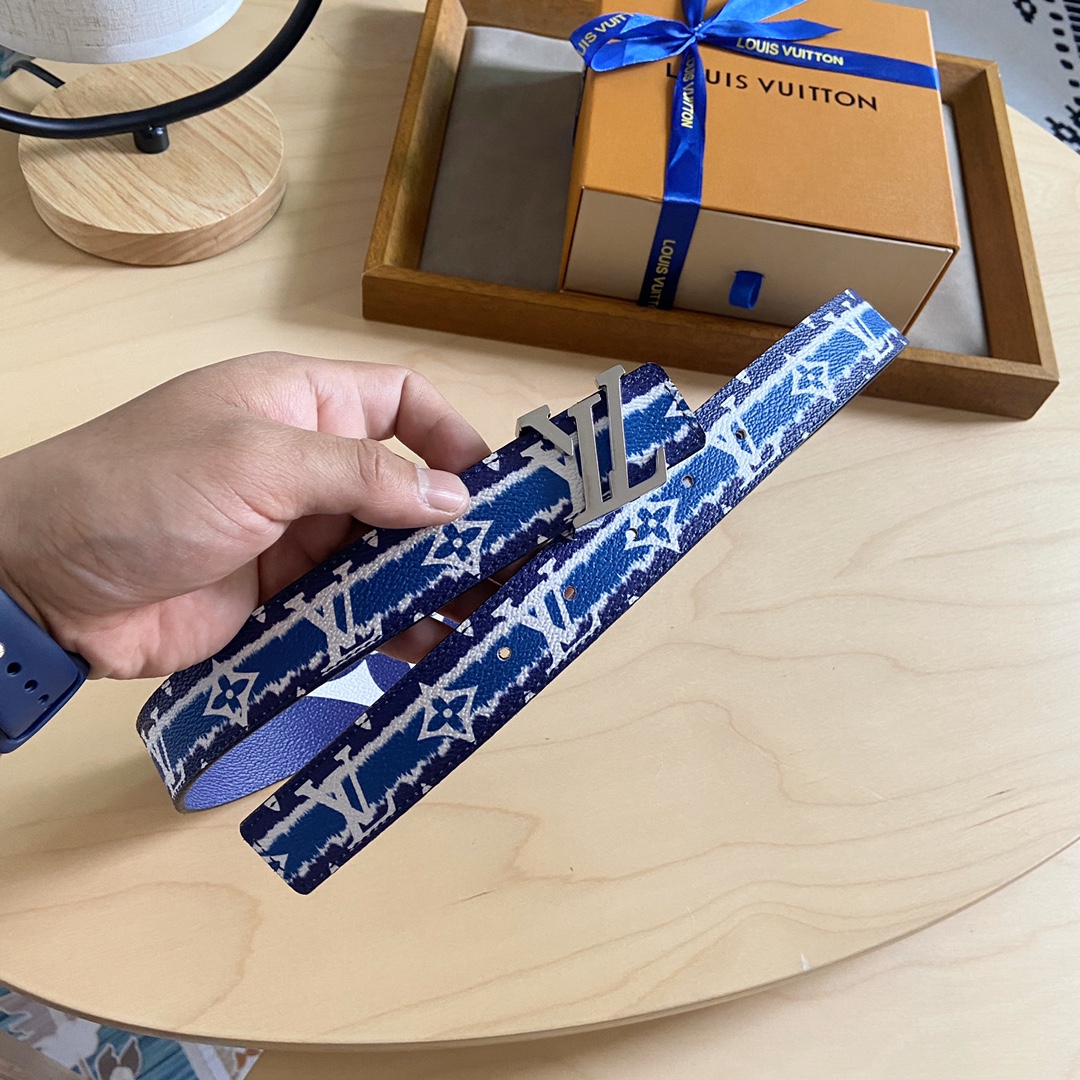 Louis Vuitton 女神节 特价 140 双面腰带 两面都可以使用 标志性的 LV 带扣即可与 Monogram 结合