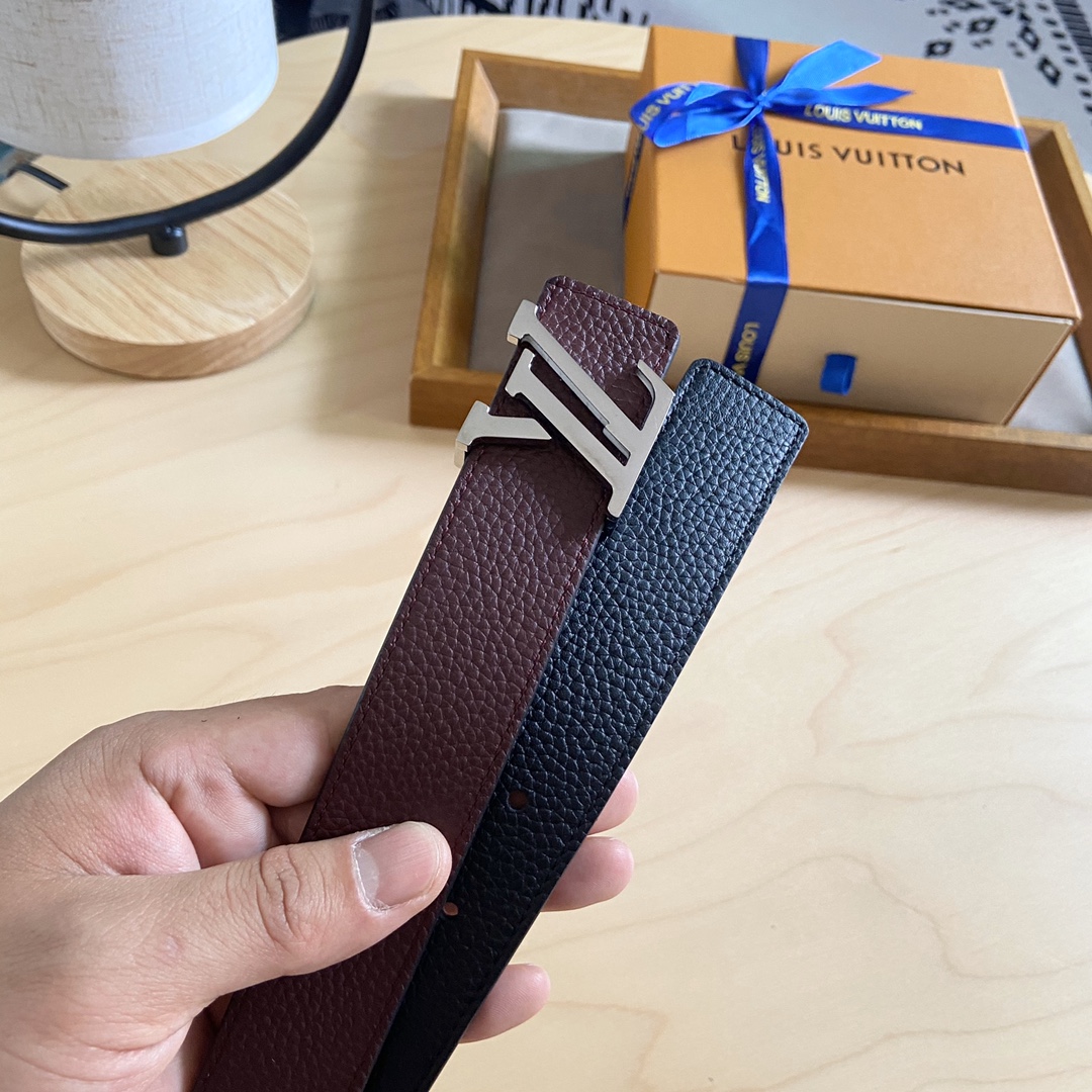 Louis Vuitton 女神节 特价 140 双面腰带 两面都可以使用 标志性的 LV 带扣即可与 Monogram 结合