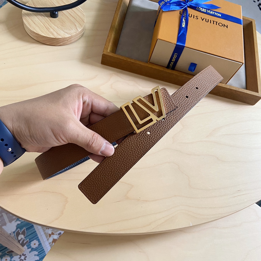Louis Vuitton 女神节 特价 140 双面腰带 两面都可以使用 标志性的 LV 带扣即可与 Monogram 结合