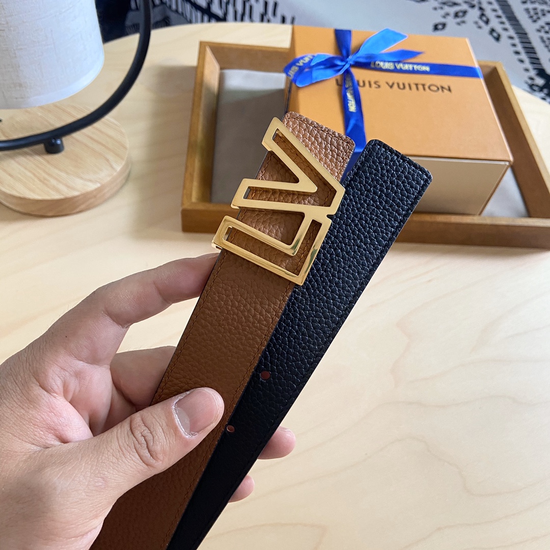 Louis Vuitton 女神节 特价 140 双面腰带 两面都可以使用 标志性的 LV 带扣即可与 Monogram 结合