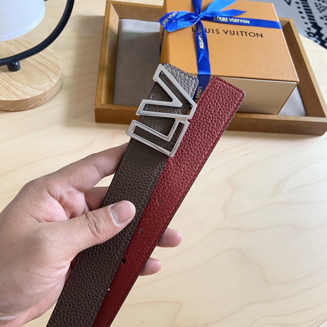 Louis Vuitton 女神节 特价 140 双面腰带 两面都可以使用 标志性的 LV 带扣即可与 Monogram 结合