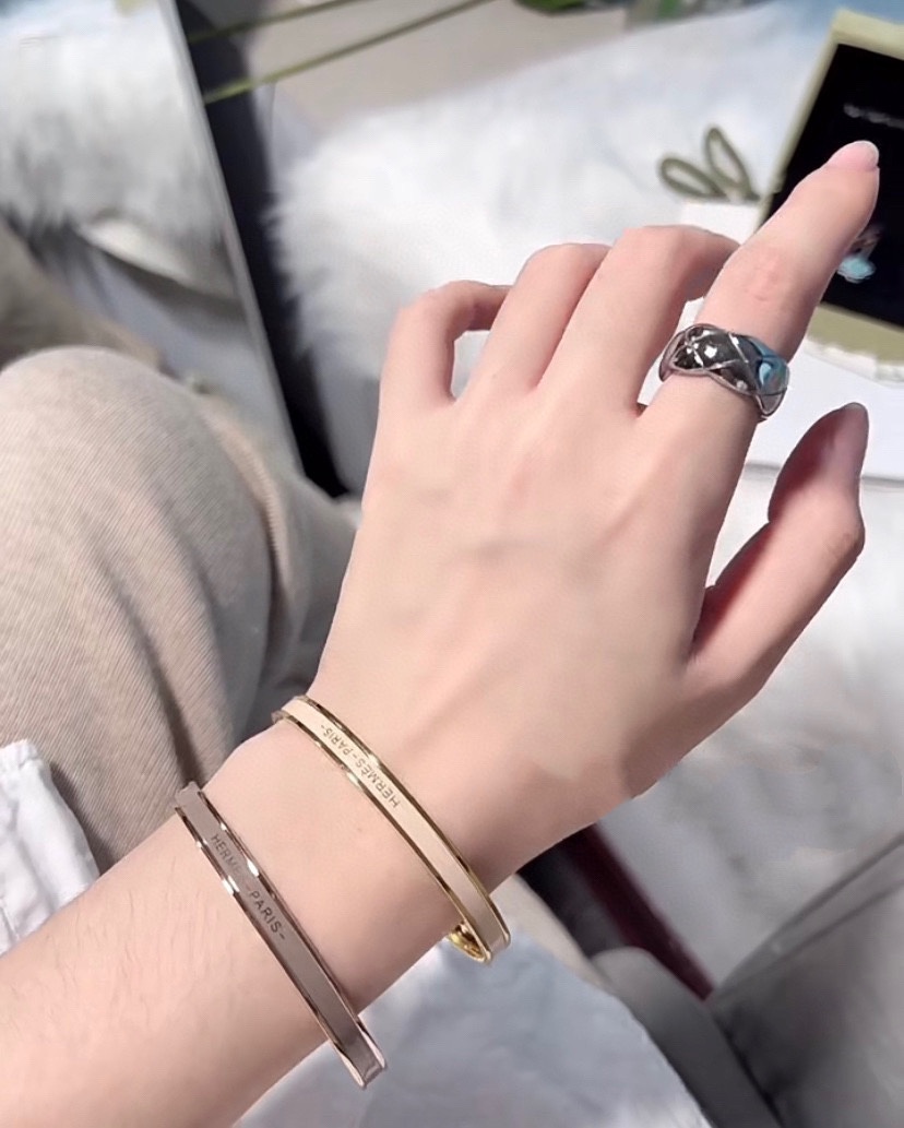 NO:101980,Hermes Hermes enamel bracelet small and fine style high-end version one-to-one precision version. The narrow version has been loved by MM since its launch. Every color has its unique brilliance!  The effect is very good!  The smallest one!  More durable than ordinary styles, hermes bracelets, hermes, hermes, bracelet19860909爱马仕Hermes珐琅手镯小号细款高版本一比一精工版 窄版从上市以来一直深受MM喜爱每一种颜色都有它独一无二的光彩！上手效果非常好看！最细小的一款！比普通款更耐看显肤色白皙,爱马仕手镯,hermes,hermes,bracelet,Jewelry