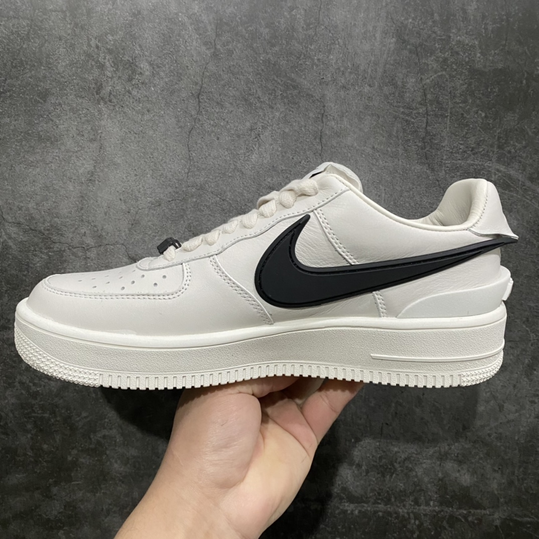 图片[2]-纯原AMBUSH x NK Air Force 1 Low空军一号低帮运动板鞋 联名大钩白色 DV3464-002 全套原原楦纸版 原厂Prime Asia贝利进口皮料加持 越南原大装底数据 私模大底最大开发至47.5 左右脚Logo不同 注意区分 全鞋电脑针车 工整有序 视觉效果满分 新版鞋撑改用纸团代替 原厂港宝加持完美还原灵魂版型 原盒原配从里到外百分百还原 所有细节均可匹配公司原版 发外贸可100%充正SIZE：36 36.5 37.5 38 38.5 39 40 40.5 41 42 42.5 43 44 44.5 45 46 47.5-莆田鞋批发中心