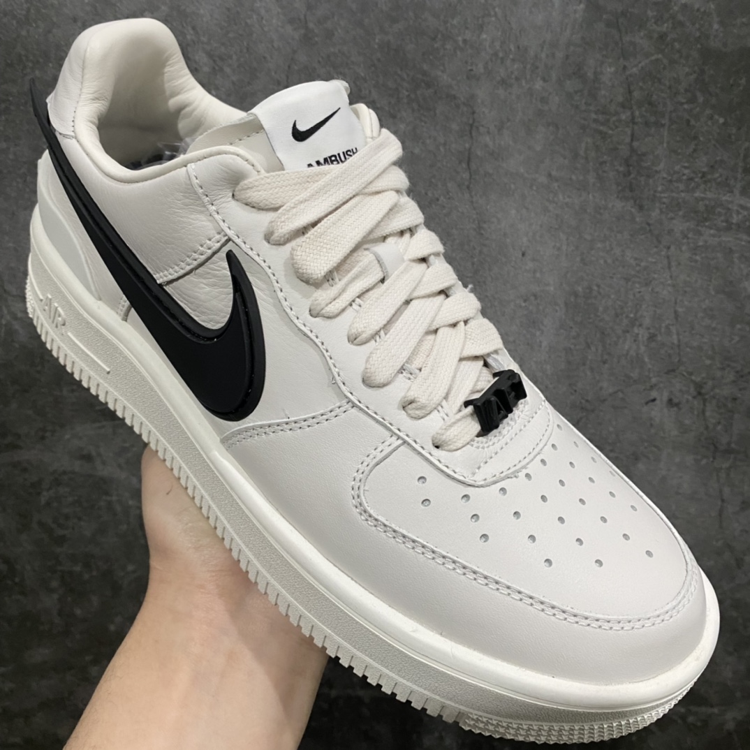 图片[3]-纯原AMBUSH x NK Air Force 1 Low空军一号低帮运动板鞋 联名大钩白色 DV3464-002 全套原原楦纸版 原厂Prime Asia贝利进口皮料加持 越南原大装底数据 私模大底最大开发至47.5 左右脚Logo不同 注意区分 全鞋电脑针车 工整有序 视觉效果满分 新版鞋撑改用纸团代替 原厂港宝加持完美还原灵魂版型 原盒原配从里到外百分百还原 所有细节均可匹配公司原版 发外贸可100%充正SIZE：36 36.5 37.5 38 38.5 39 40 40.5 41 42 42.5 43 44 44.5 45 46 47.5-莆田鞋批发中心