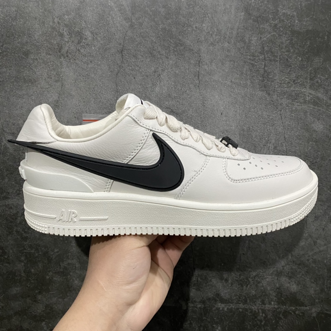 纯原AMBUSH x NK Air Force 1 Low空军一号低帮运动板鞋 联名大钩白色 DV3464-002 全套原原楦纸版 原厂Prime Asia贝利进口皮料加持 越南原大装底数据 私模大底最大开发至47.5 左右脚Logo不同 注意区分 全鞋电脑针车 工整有序 视觉效果满分 新版鞋撑改用纸团代替 原厂港宝加持完美还原灵魂版型 原盒原配从里到外百分百还原 所有细节均可匹配公司原版 发外贸可100%充正SIZE：36 36.5 37.5 38 38.5 39 40 40.5 41 42 42.5 43 44 44.5 45 46 47.5-莆田鞋批发中心