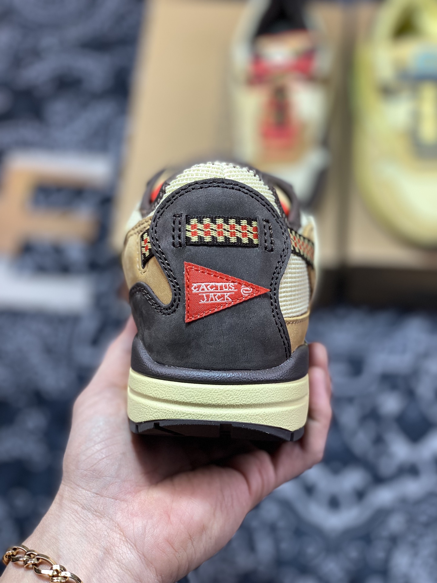 300 Travis Scott x Nike Air Max 1”Cactus Jack”改版款低帮慢跑鞋“深棕麦黄米倒钩”DO9392-200