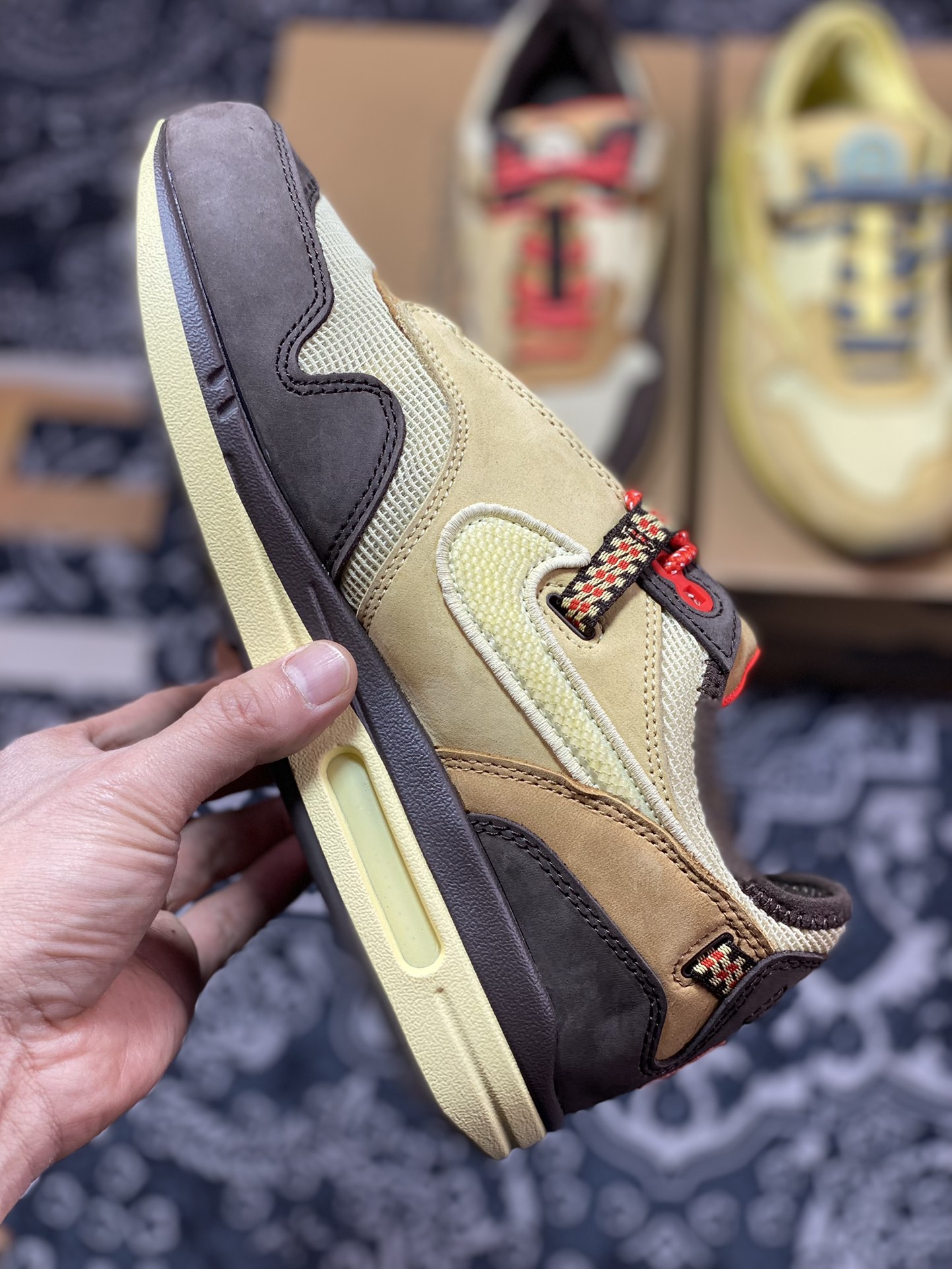 300 Travis Scott x Nike Air Max 1”Cactus Jack”改版款低帮慢跑鞋“深棕麦黄米倒钩”DO9392-200