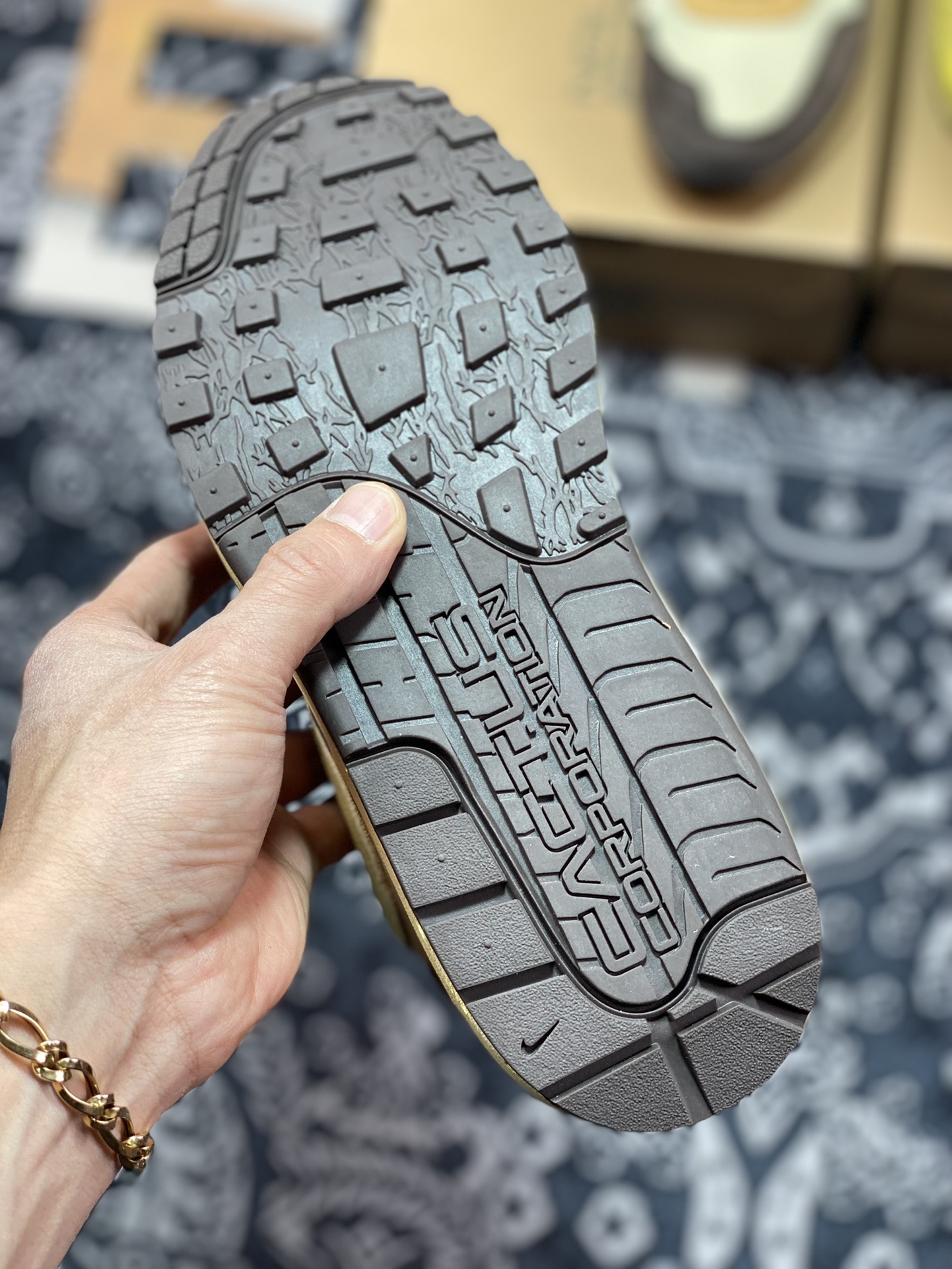 300 Travis Scott x Nike Air Max 1”Cactus Jack”改版款低帮慢跑鞋“深棕麦黄米倒钩”DO9392-200