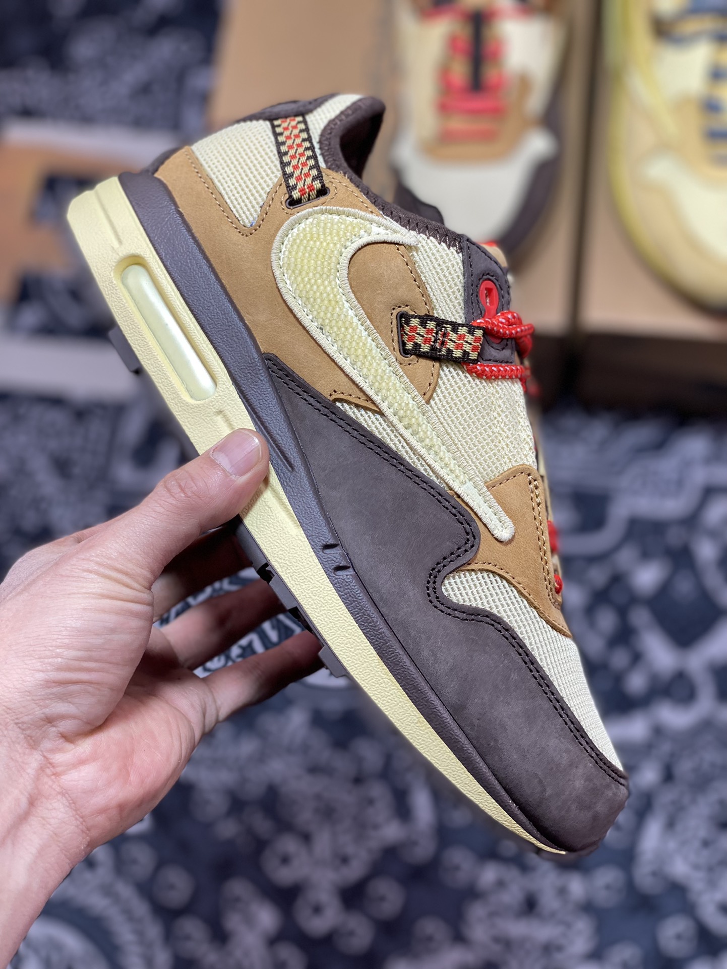300 Travis Scott x Nike Air Max 1”Cactus Jack”改版款低帮慢跑鞋“深棕麦黄米倒钩”DO9392-200
