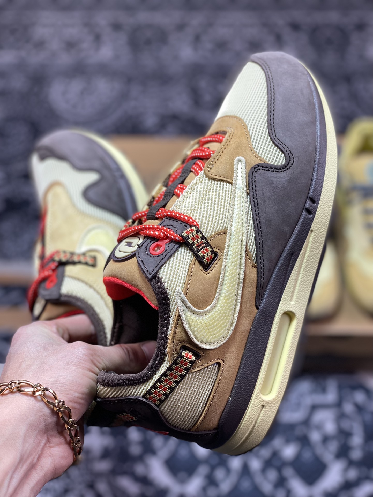 300 Travis Scott x Nike Air Max 1”Cactus Jack”改版款低帮慢跑鞋“深棕麦黄米倒钩”DO9392-200