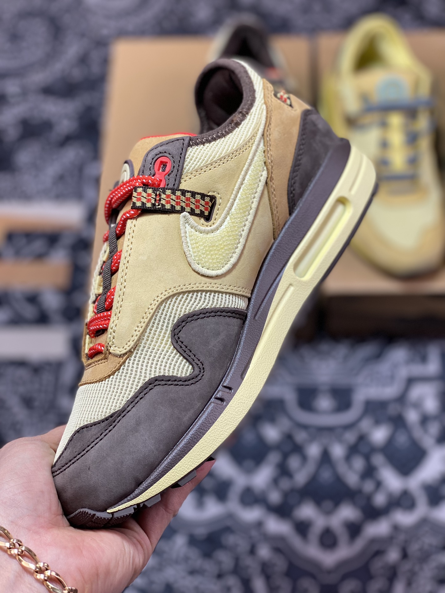 300 Travis Scott x Nike Air Max 1”Cactus Jack”改版款低帮慢跑鞋“深棕麦黄米倒钩”DO9392-200