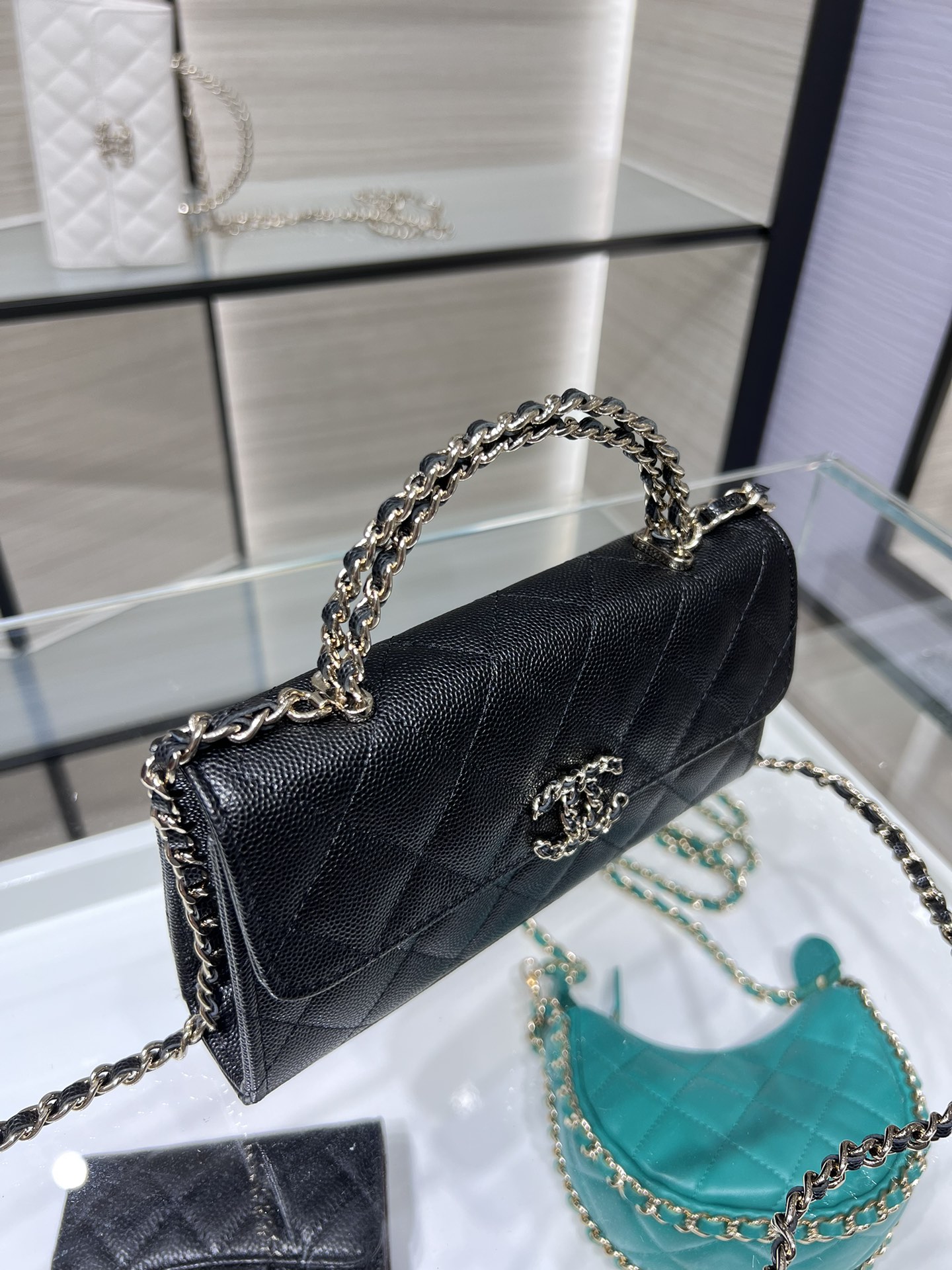 Chanel23P本季最火最火的牛皮手柄包A尺寸:18*10*4.5cm