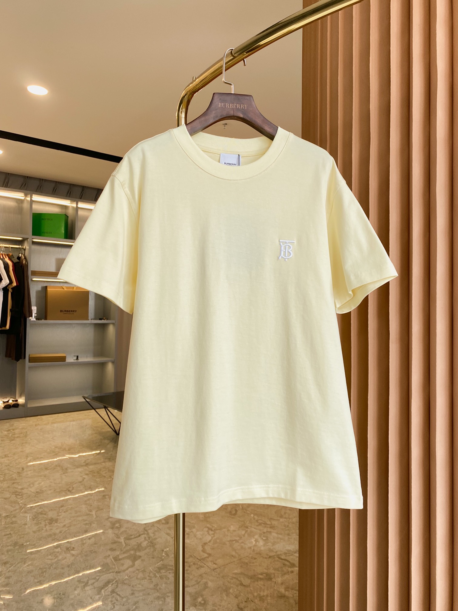 NO:786900,Product code 000992810 Cotton loose T-shirt with exclusive logo embroidery pattern (five colors) (with complete package) six popular colors!  BUR European and American private sales channels are released simultaneously on the official website. The counter price is 3,000, high-end ultra-luxury loose style, the same style for men and women. European and American private sales channels, this style is designed by Riccardo Tisci, BUR's chief creative director, with simple refreshed logo embroidery and classic round neck design. The new logo is integrated into the pure color simple fabric, decorated with Thomas Burberry embroidery technology.  The inspiration exclusive logo and the overall design is made of loose fit, fashionable and ov casual style. The fusion of new and old brings this dress to a new height. The embroidered tb style is so beautiful. I love it on my upper body!  It touches my little heart again. It is a very simple basic model with a simple but not monotonous feeling. It is embroidered with a new TB exclusive pattern on the chest, which is exquisite in a low-key manner. It is easy to match and looks good with any pants or jackets. Hahahahahaha. It is deeply loved by me. It is made of high-weight pure cotton material and is equipped with a little stretch fiber!  It feels soft and delicate, and the well-made thread technique on the neckline increases the firmness of the clothes and prevents the shape from deforming easily!  , the routing of the hem and the double-thread stitching on the inside ensure no stitches are lost at all!  The upper body looks quite advanced and extraordinary!  !  !  Dear BUR fans, you don’t have to think about the style, just go and interpret this style on your own!  All ready goods have been warehoused, looking forward to your wonderful combination!  There are five sizes: S, M, L, XL, and XXL. Please go to the size chart to view the size data!  ,Burberry-clothing,burberry,jackets & coats,19860909商品编码000992810 专属标识刺绣图案棉质宽松 T 恤衫（五色）（配全套包装）爆款六个配色！BUR欧美私单渠道,同步官网发布.柜台三千售价,高端超奢宽松款打造,男女同款. 欧美私单渠道,由BUR首席创意总监Riccardo Tisci 操刀此款,简单的焕新标识刺绣、经典的圆领设计,将其新标识融入在纯色简约的面料上,装饰刺绣工艺的ThomasBurberry 灵感专属标识并且整体更是采用了宽松版型打造,时尚和ov休闲风格.新和旧的融合,让这款衣服达到了新的高度. 刺绣tb款,太好看了吧 上身爱了！又戳到了小心脏, 很简约的基础款,简单而不单调的感觉 胸口配上刺绣全新TB专属图案,低调中透露精致 好搭配,配任何裤子,外套都好看哈哈哈哈哈哈深的我心 高克重纯棉材质打造,配置了一点弹力纤维！手感柔和细腻,做工精良领口螺纹工艺手法增加了衣服的牢固度,让版型不易变形！,下摆的走线以及内里双线缝合,完全不掉针！上身显得相当之高级不凡！！！ 各位BUR的老粉不用考虑的款式,自行去演绎此款吧！现货均已入仓,期待你们的精彩搭配！ 码数有五个分别是S、M、L、XL、XXL 尺码数据请移步尺码表查看！,博柏利-服装,burberry,jackets & coats,,Women's clothing