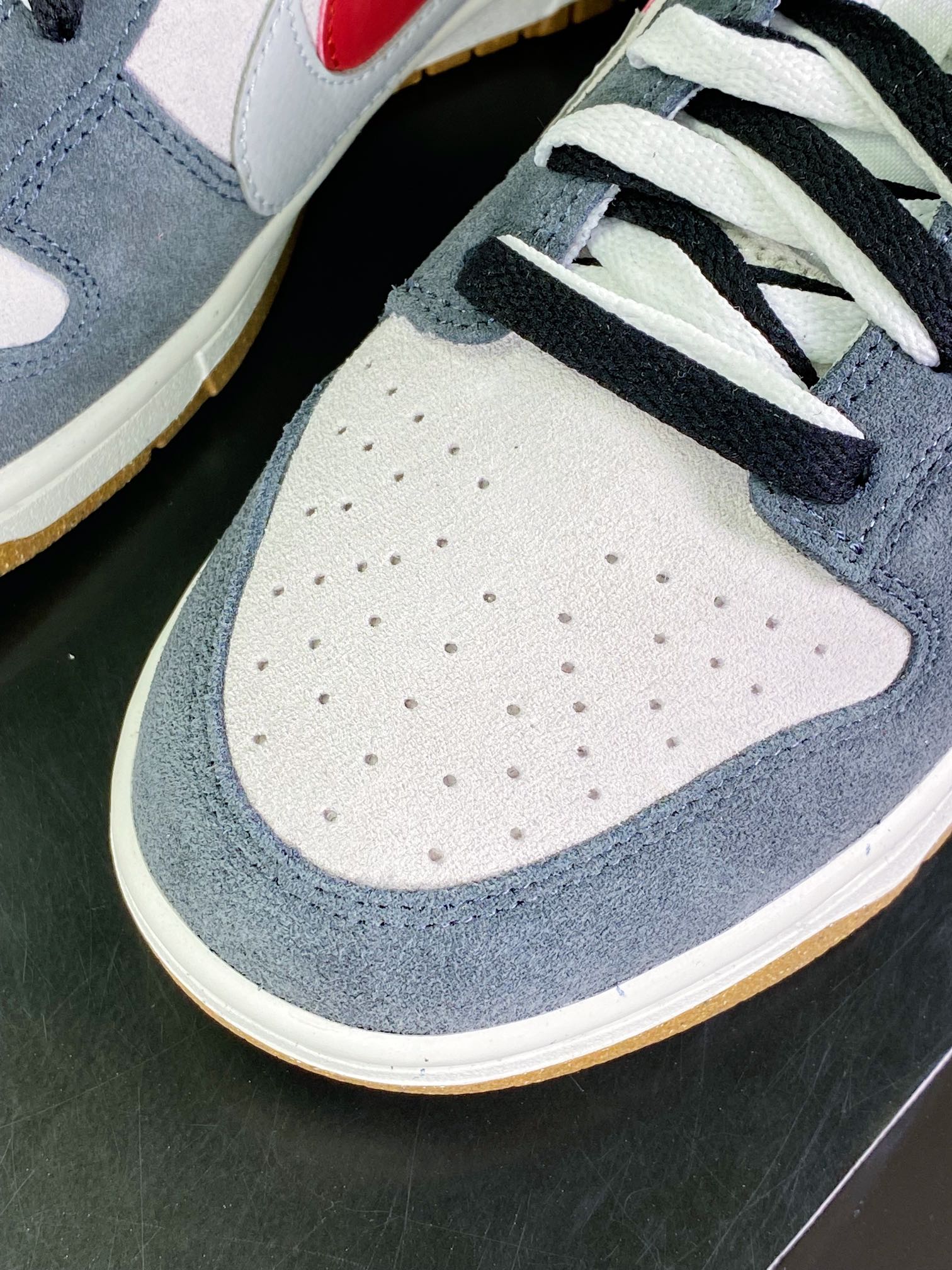 220 SB Dunk Low SE”85 Grey/Red/Black”扣篮系列低帮板鞋“麂皮黑灰红双钩”DO9457-104