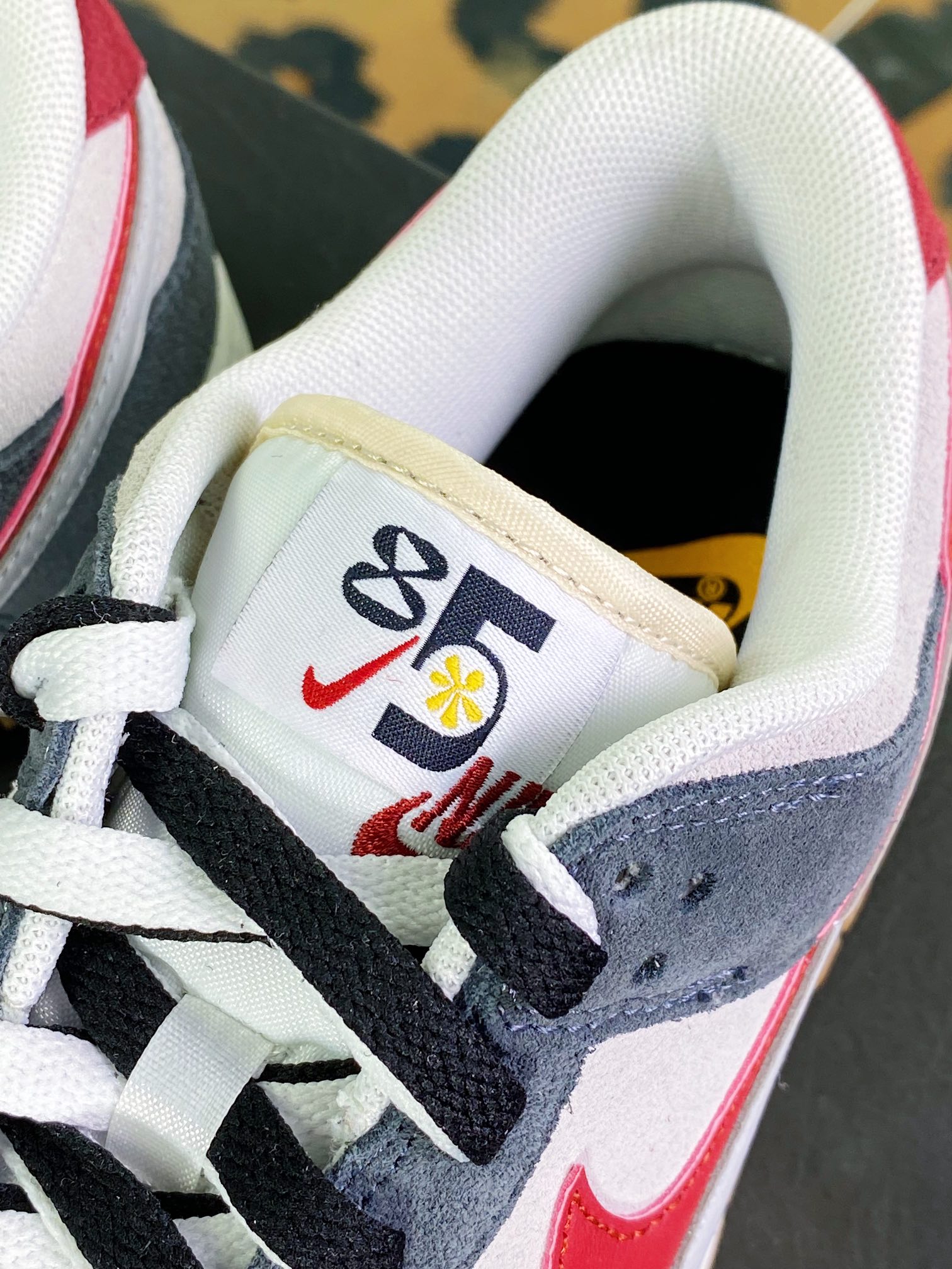 220 SB Dunk Low SE”85 Grey/Red/Black”扣篮系列低帮板鞋“麂皮黑灰红双钩”DO9457-104