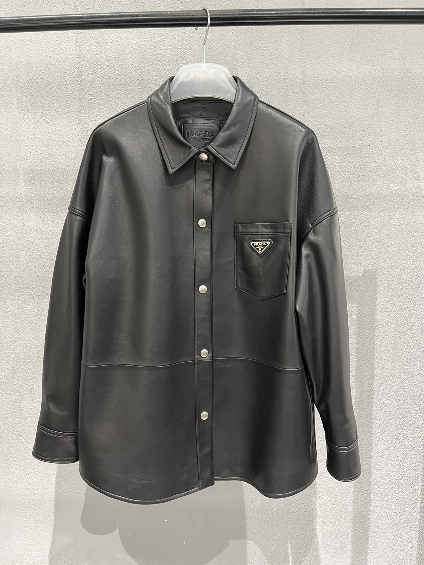 NO:723124,,Prada sheepskin shirt, the wide version design is very loose, not picky, very easy to match,Prada-clothing,prada,shirts,sheepskin,19860909,普拉达羊皮衬衫,阔版设计很宽松,不挑人,非常好搭配,普拉达-服装,prada,shirts,sheepskin,,Women's clothing