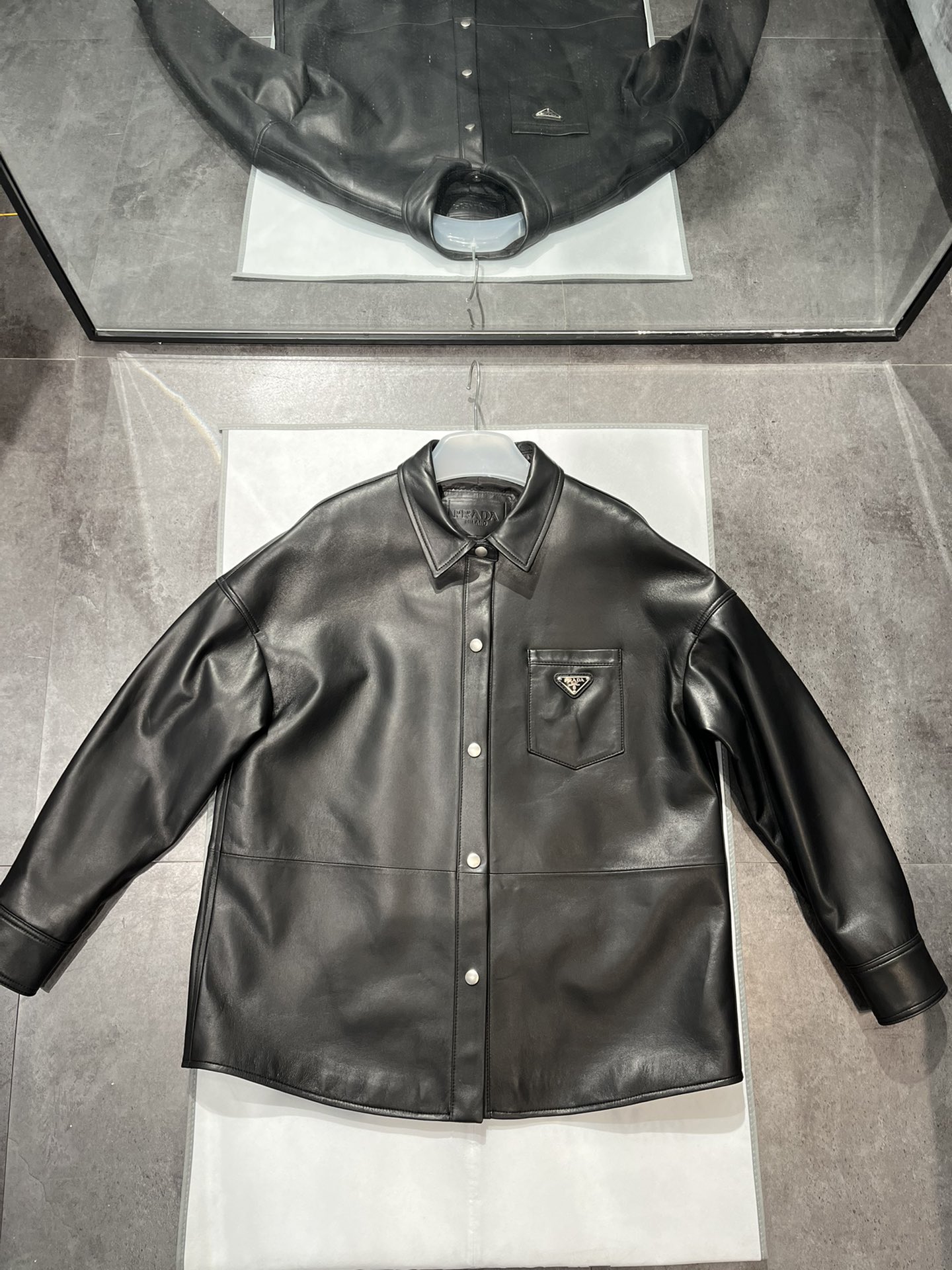 NO:871346,, Prada sheepskin shirt, wide version design is very loose, not picky, very easy to match. Size reference S-XL, loose and large version, Prada - clothing, prada, shirts, sheepskin,19860909,普拉达羊皮衬衫,阔版设计很宽松,不挑人,非常好搭配 尺寸参考S- Xl码,宽松大版型,普拉达-服装,prada,shirts,sheepskin,,Women's clothing