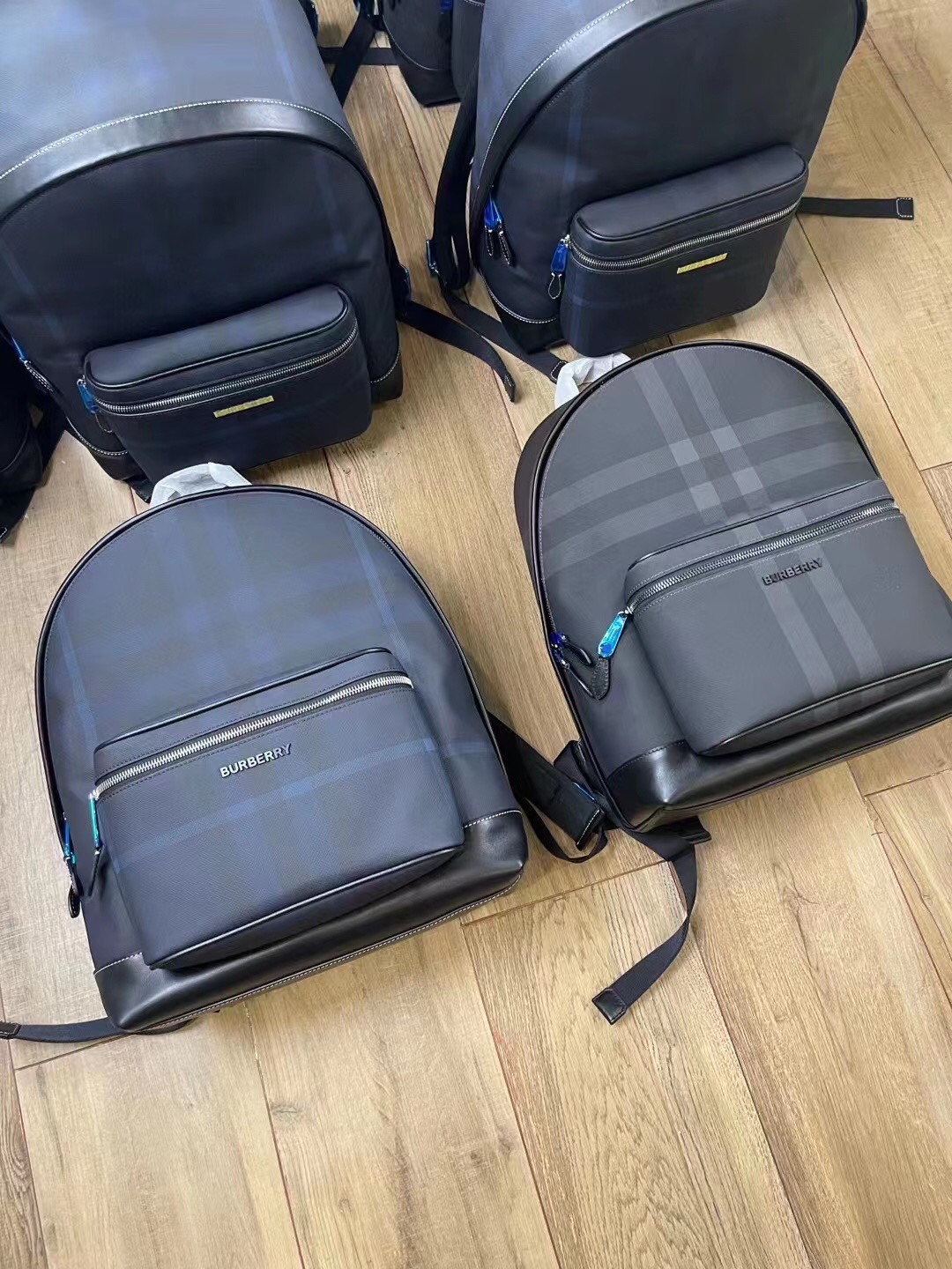 Burberry Original latest model plaid backpack! Can be used by both men and women! 100% imported Italian checkered fabric with imported calfskin!