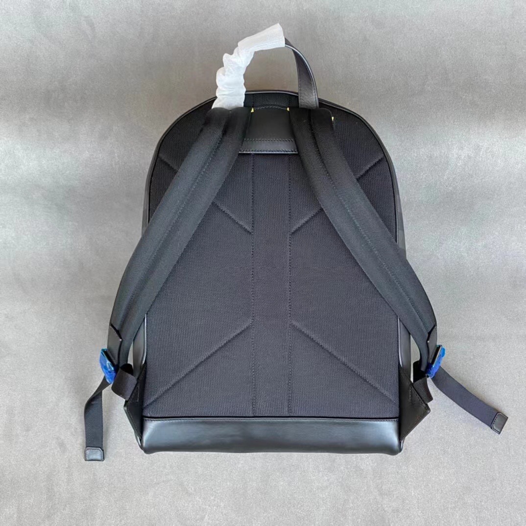 Received a batch of burberry latest plaid backpack! Can be used by both men and women! 100% imported Italian checkered fabric with imported calfs