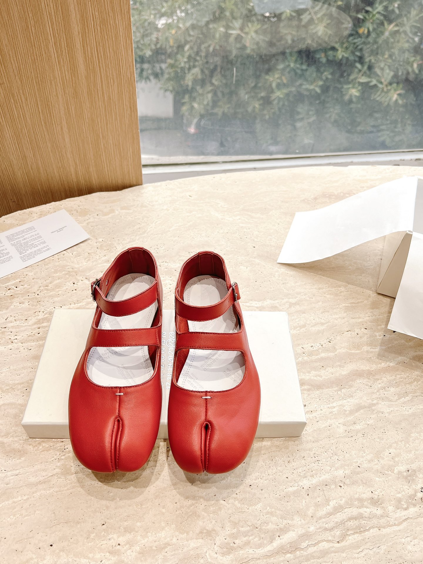 NO:722274,350 Purchasing Level G012 Maison Margiela Maison Margiela MM6 Home Exclusive New Product Highest Version Buyer Purchasing 1:1 Perfect Replica Ballet Flat Split Toe Tabi Sandals Original Open-Mold Double-layer Genuine Leather Soles Original Lasted Shoes are very generous and can be easily matched with various styles The good news for short legs The upper body instantly becomes longer legs in an instant The upper body is not constrained by conventions, you can be yourself as you like ~ Fried Chicken on the feet is soft and comfortable  The upper is imported original open-edge beaded cowhide, the lining is original genuine leather, the outsole is original Italian double-layer genuine leather heel, Size 35-39 (set in 40), split-toe shoes, masion margiela, sandals, cowhide19860909350代购级别 G012 Maison Margiela 玛吉拉MM6家 独家新品最高版本买手代购1:1完美复刻 芭蕾舞平底分趾tabi凉鞋单鞋 原版开模双层真皮鞋底 原版套楦鞋型很大方 搭配各种风格都轻松驾驭 小短腿的福音 上身瞬间秒变大长腿 上脚不被常规所拘束,随心所欲做自己～上脚炒鸡柔软舒适 鞋面进口原版开边珠牛皮 内里原版真皮 大底原版意大利双层真皮底跟 Size35-39（40定),分趾鞋,masion margiela,sandals,cowhide,Women's Shoes