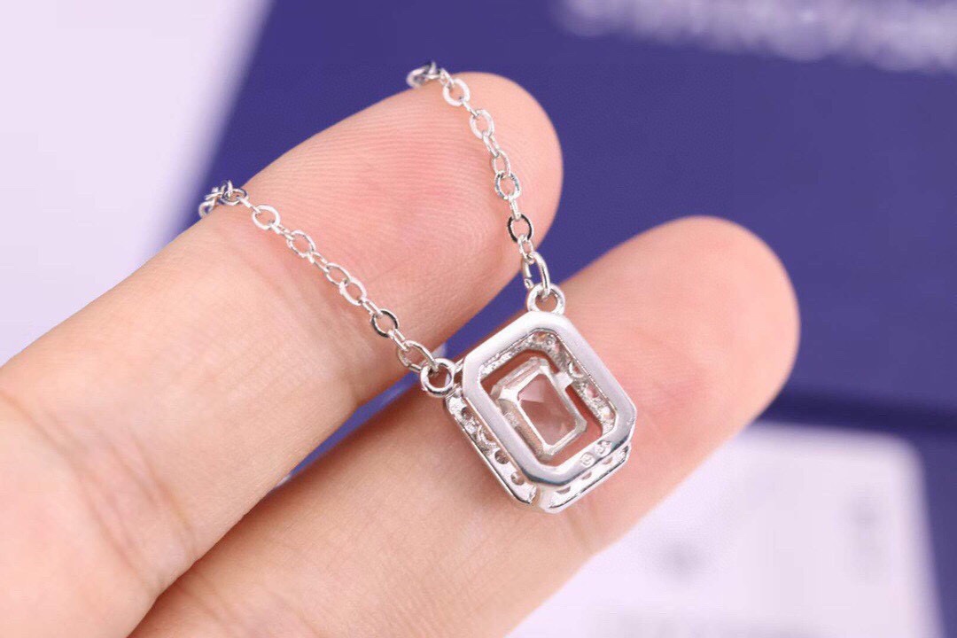  swarovski 跳动的心 白色方糖 锁骨项链 

这款吊坠项链采用耀眼的八角形设计，它将成为您衣橱