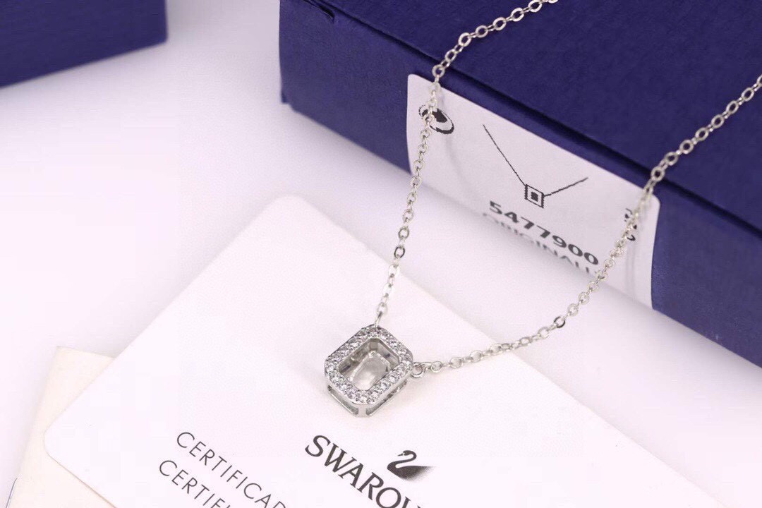  swarovski 跳动的心 白色方糖 锁骨项链 

这款吊坠项链采用耀眼的八角形设计，它将成为您衣橱