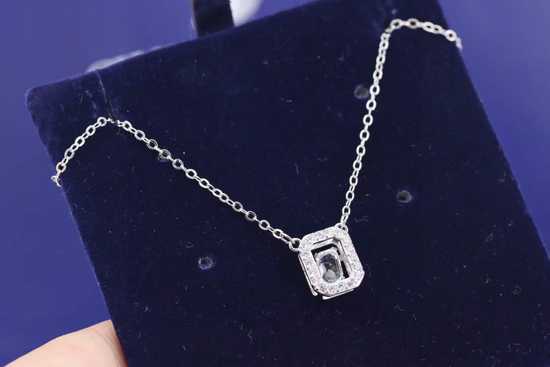  swarovski 跳动的心 白色方糖 锁骨项链 

这款吊坠项链采用耀眼的八角形设计，它将成为您衣橱