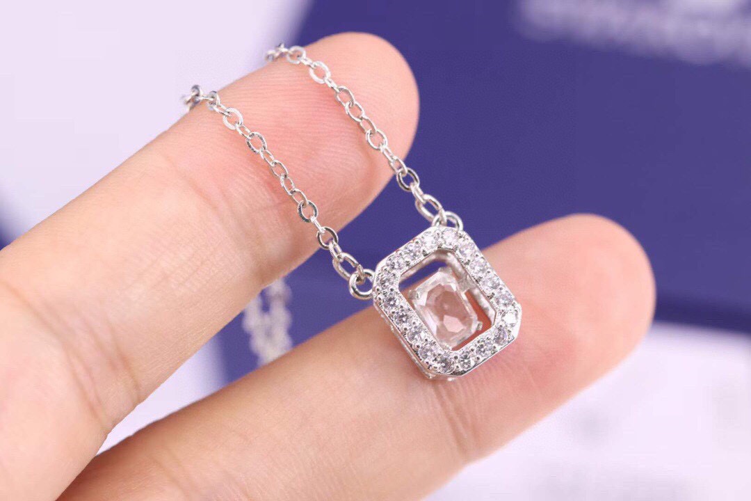  swarovski 跳动的心 白色方糖 锁骨项链 

这款吊坠项链采用耀眼的八角形设计，它将成为您衣橱