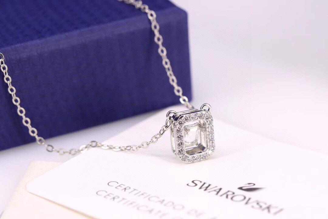  swarovski 跳动的心 白色方糖 锁骨项链 

这款吊坠项链采用耀眼的八角形设计，它将成为您衣橱