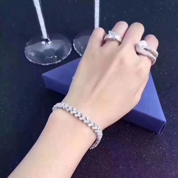  Swarovski 满钻罗马手链 

这款手链密镶八心八箭锆石镶嵌，每排三个锆石拼接成爱心形状，细节设
