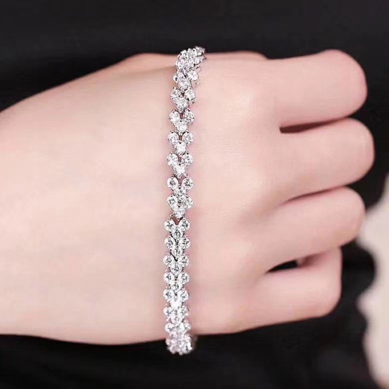  Swarovski 满钻罗马手链 

这款手链密镶八心八箭锆石镶嵌，每排三个锆石拼接成爱心形状，细节设