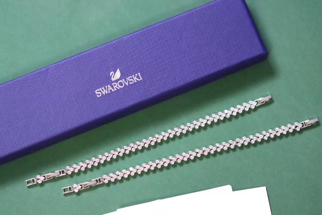  Swarovski 满钻罗马手链 

这款手链密镶八心八箭锆石镶嵌，每排三个锆石拼接成爱心形状，细节设