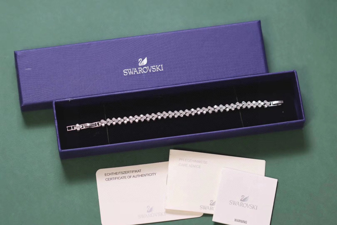  Swarovski 满钻罗马手链 

这款手链密镶八心八箭锆石镶嵌，每排三个锆石拼接成爱心形状，细节设