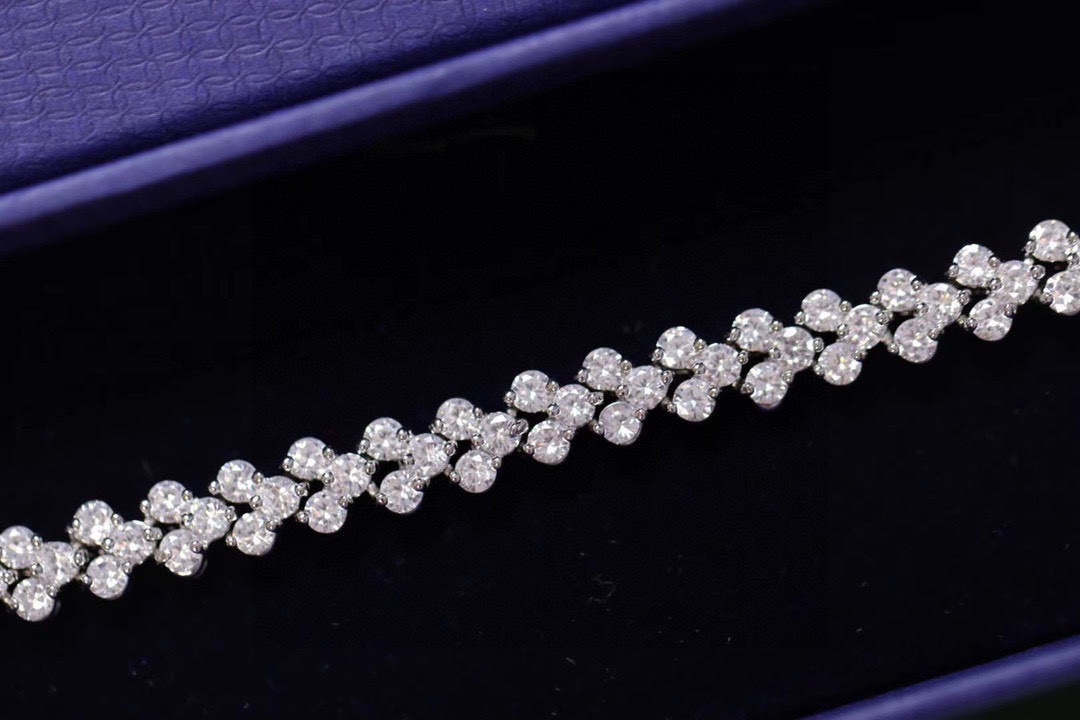  Swarovski 满钻罗马手链 

这款手链密镶八心八箭锆石镶嵌，每排三个锆石拼接成爱心形状，细节设