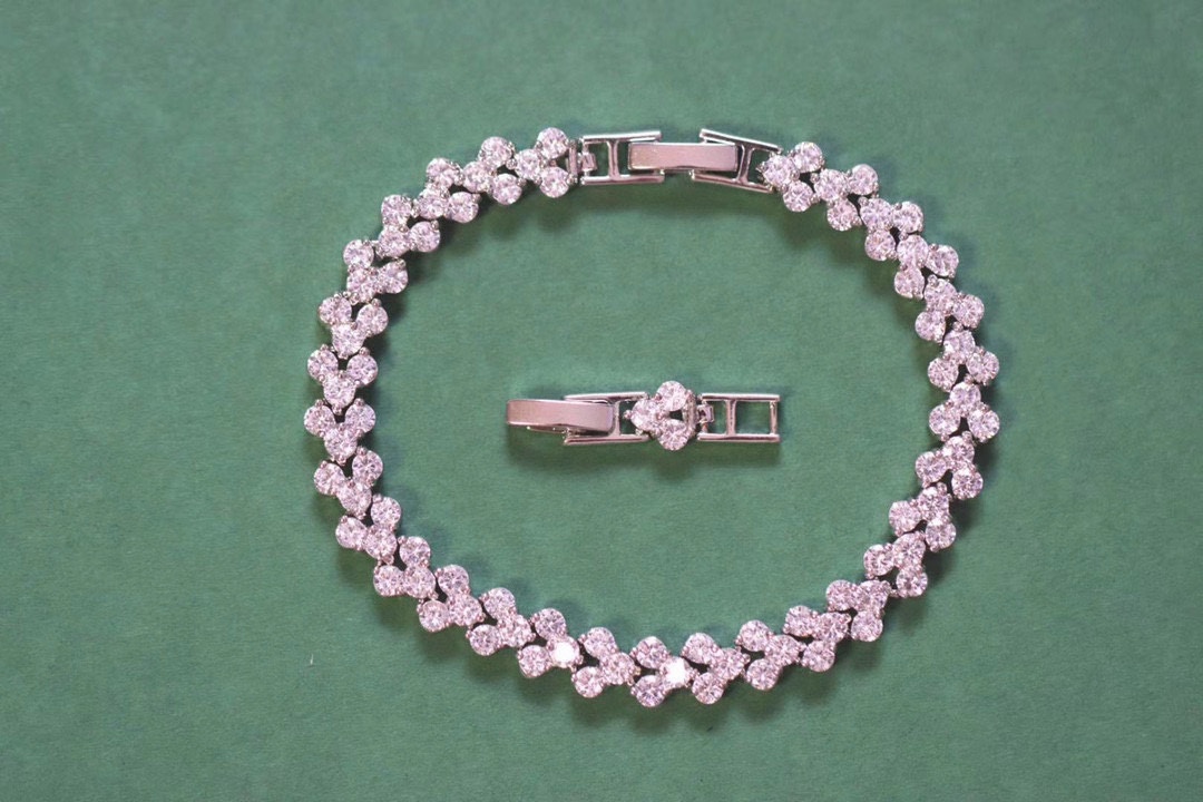  Swarovski 满钻罗马手链 

这款手链密镶八心八箭锆石镶嵌，每排三个锆石拼接成爱心形状，细节设