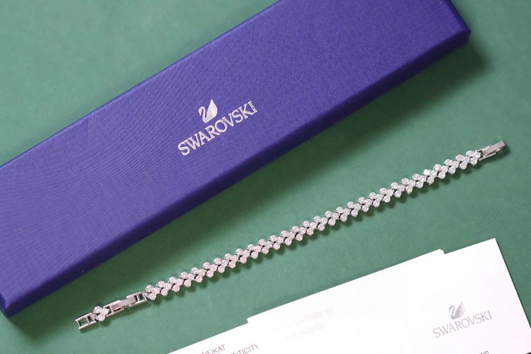 Swarovski 满钻罗马手链 

这款手链密镶八心八箭锆石镶嵌，每排三个锆石拼接成爱心形状，细节设