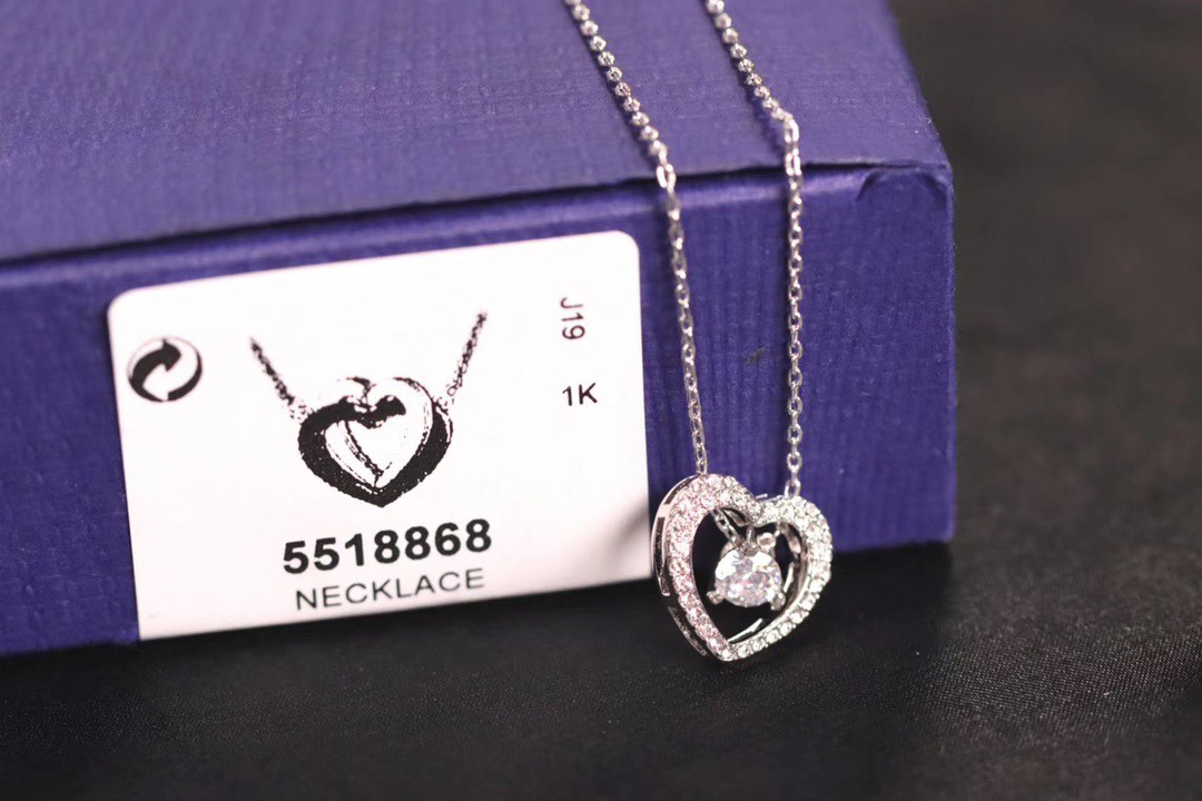  swarovski 新款双心 锁骨项链 

心心相印的优美设计，象征着永恒不变的爱。为整体造型增添时尚
