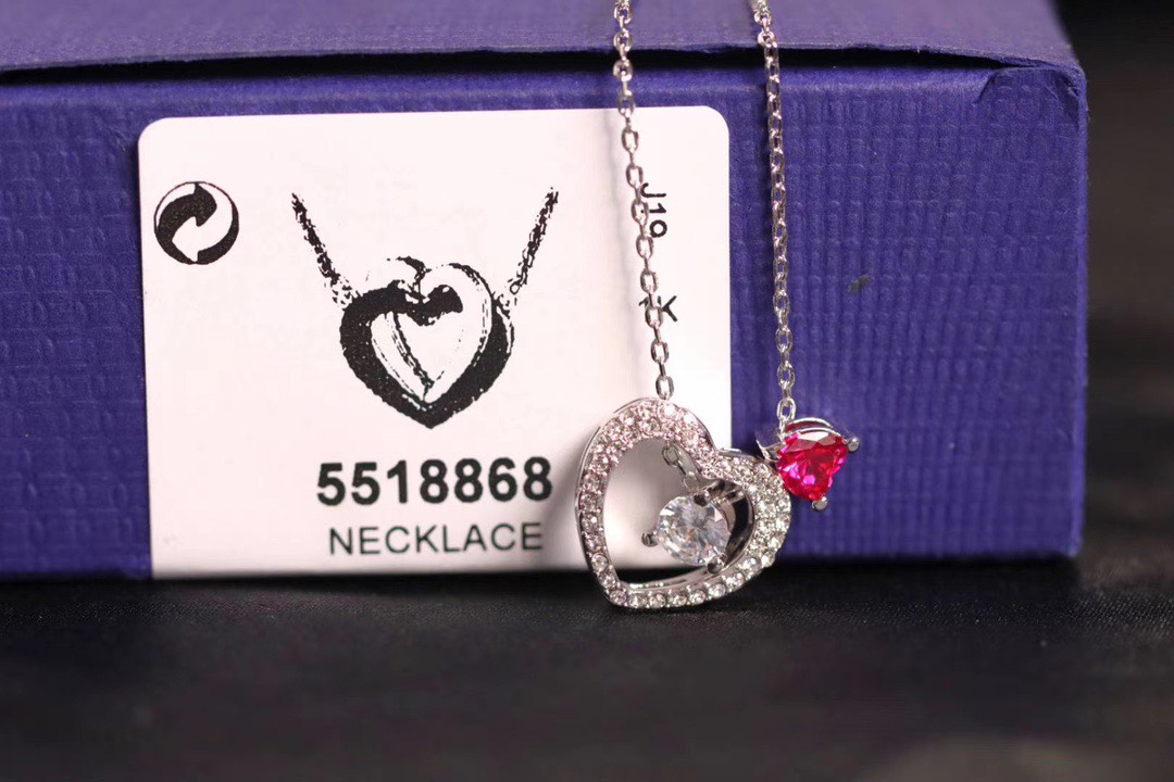  swarovski 新款双心 锁骨项链 

心心相印的优美设计，象征着永恒不变的爱。为整体造型增添时尚