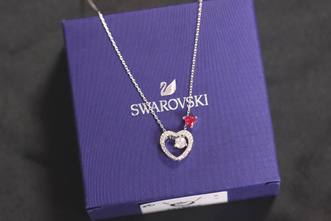  swarovski 新款双心 锁骨项链 

心心相印的优美设计，象征着永恒不变的爱。为整体造型增添时尚