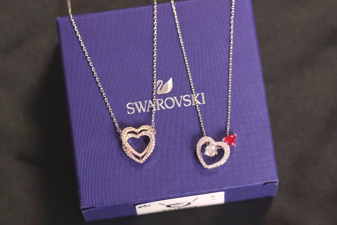  swarovski 新款双心 锁骨项链 

心心相印的优美设计，象征着永恒不变的爱。为整体造型增添时尚