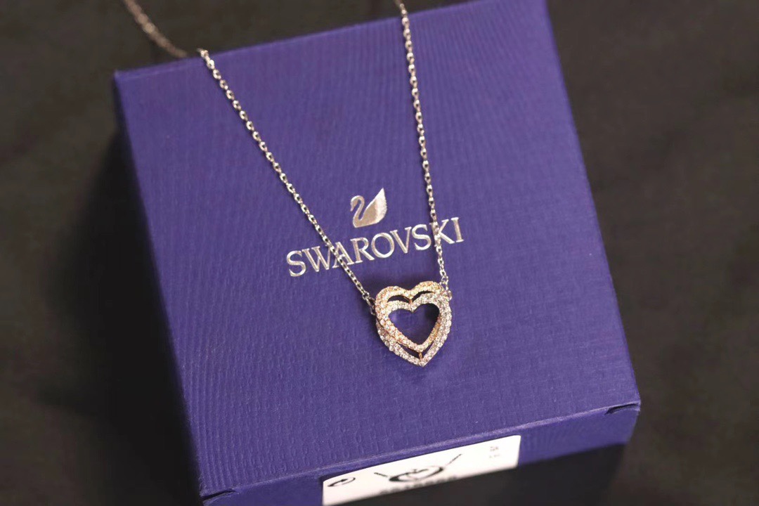  swarovski 新款双心 锁骨项链 

心心相印的优美设计，象征着永恒不变的爱。为整体造型增添时尚