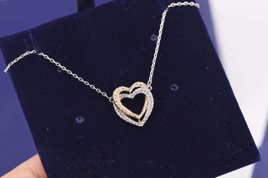  swarovski 金银双心 心心相印 锁骨项链

心心相印的优美设计，象征着永恒不变的爱。为整体造型