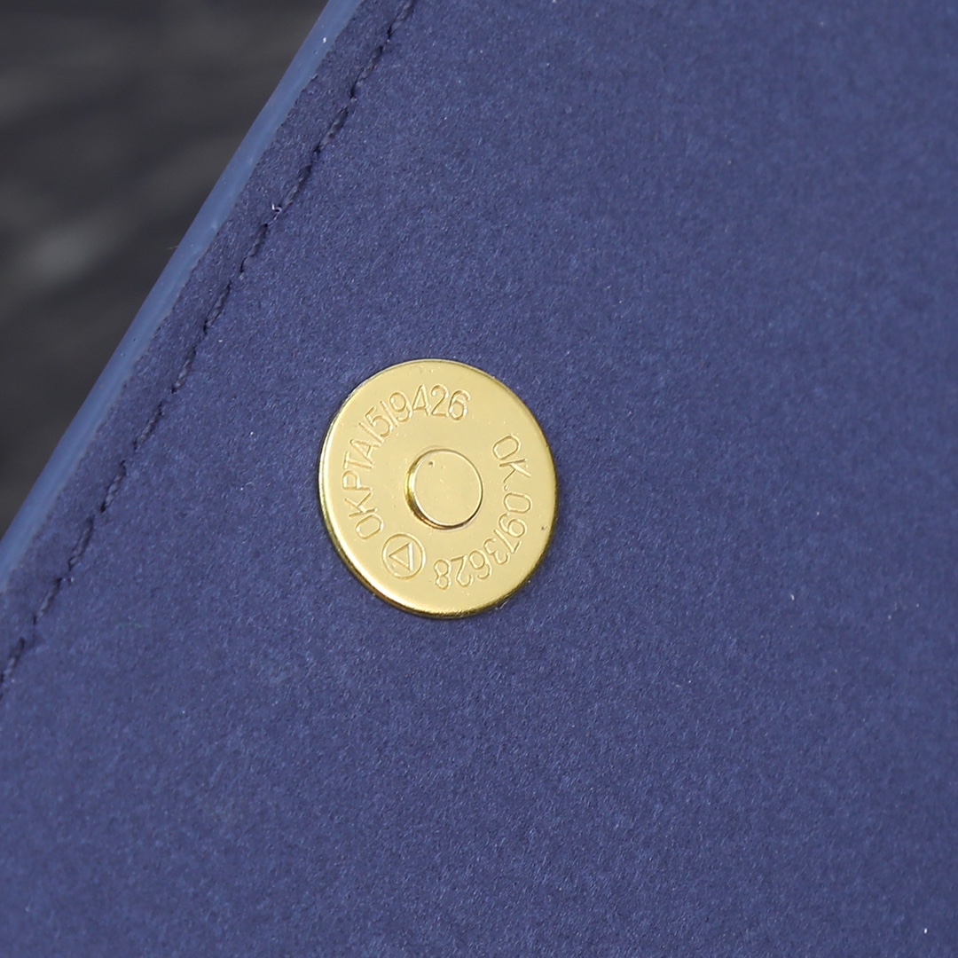 宝蓝色配盒子！Celine鲶鱼包一直是热门包款，也是Celine的经典之作飞吻R简约大气，自重轻，无论是