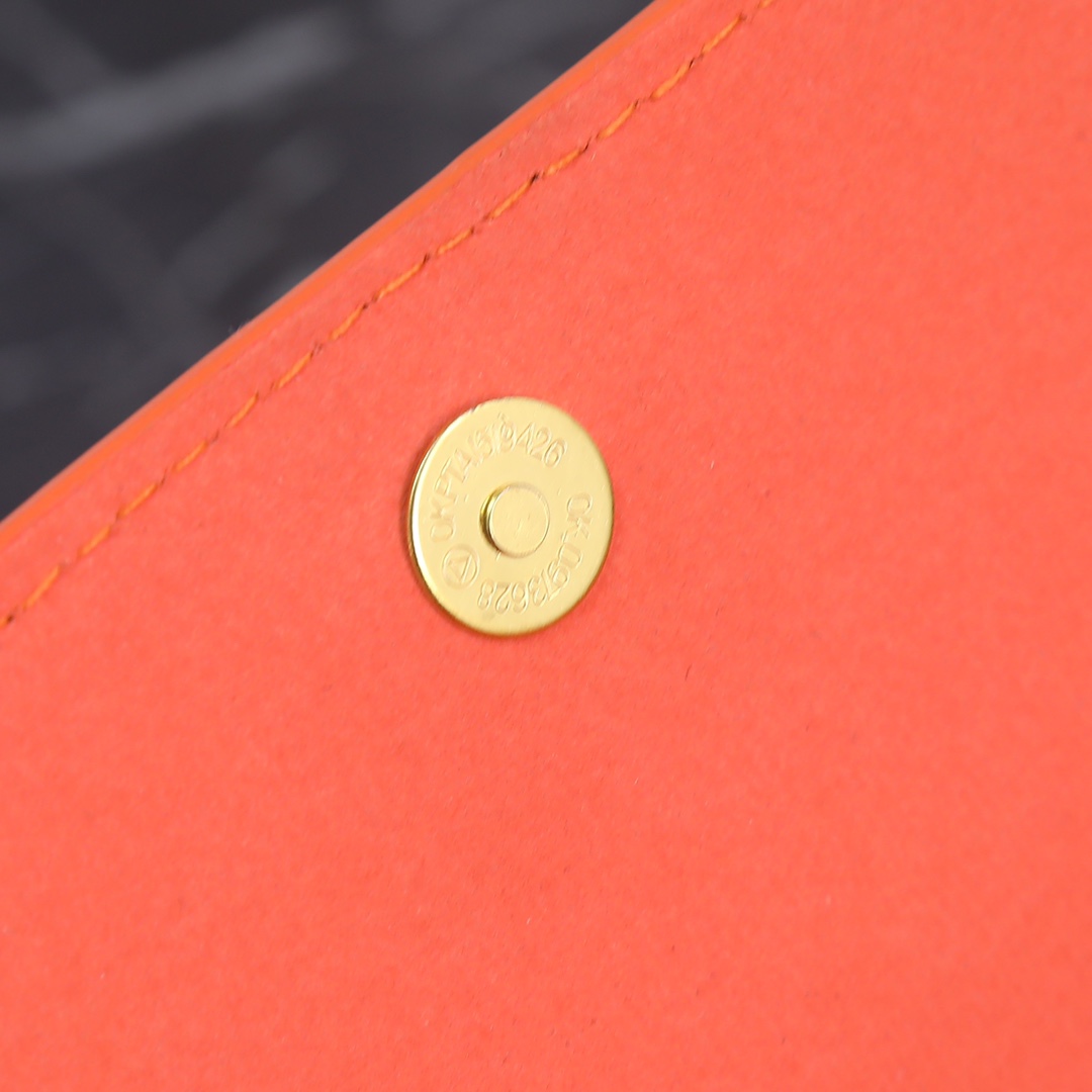 橙色，配盒子！Celine鲶鱼包一直是热门包款，也是Celine的经典之作飞吻R简约大气，自重轻，无论是
