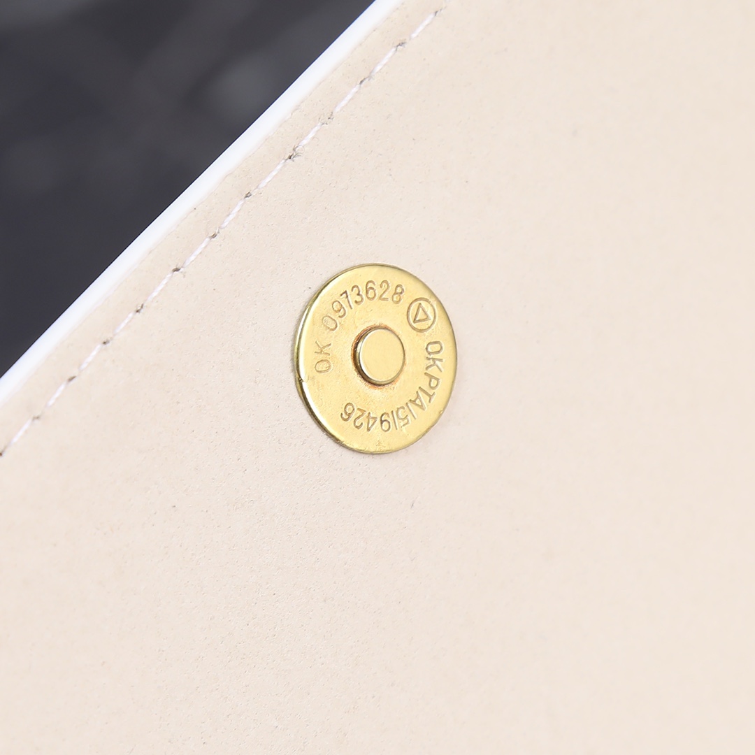 白色配盒子！Celine鲶鱼包一直是热门包款，也是Celine的经典之作飞吻R简约大气，自重轻，无论是斜