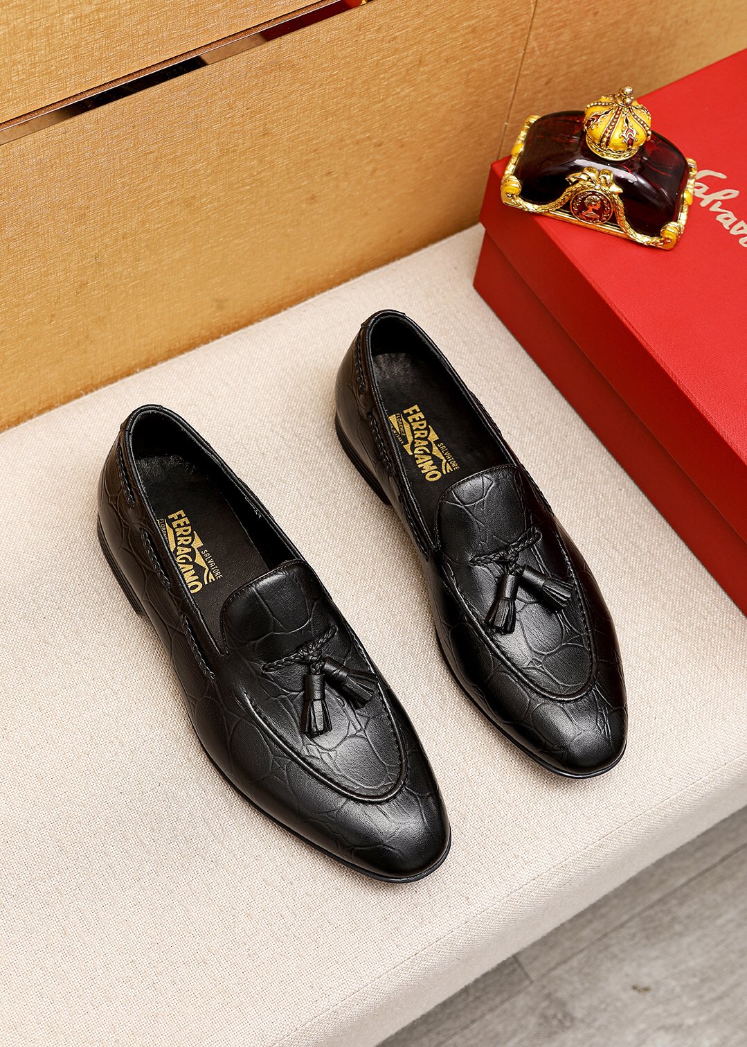 Product: Ferragamoo "Ferragamo" casual leather shoes in regular sizes 38-44 (customized at