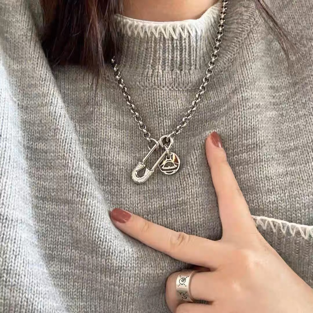 NO:102468,Classic Saturn pin necklace necklace vivienne westwood Queen Mother Saturn necklace!  British fashion designer, mother of punk in fashion!  Fashionable and trendy style, powerful quality, super beautiful design!  The simple and elegant embroidery logo is exquisite. There is no need to worry about not looking good because of the new design of classic elements!  The perfect choice for gifts, fully showing the personality style. The quality is very high, the whole jewelry gives people a big brand aura and is very exquisite, making the whole person's level improves several levels, definitely worth buying, Queen Mother's necklace, necklace19860909经典土星别针项链 项链vivienne westwood西太后土星项链！英国时装设计师,时装的朋克之母！时尚潮流风格,品质强大,超美的设计！简约大气刺绣Logo精致这个款不用担心不好看,因为经典的元素洋气的新设计！赠礼的完美之选,充分展现个性风范.品质非常整个首饰给人大牌气场的同时又非常精致,让整个人的层次提升好几个level绝对值得入手,西太后项链,necklace,Jewelry