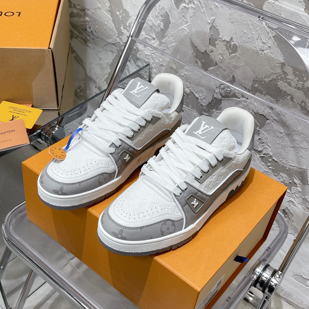 顶级代购版本 LV trainer 情侣限定系列休闲运动篮球鞋颜值担当 上脚帅炸，每个颜色都是巨巨巨好看！潮人必备单品原版订制压纹粒面小牛皮（非市面超纤皮 大家要区分！）对称老花纹水洗牛仔1 