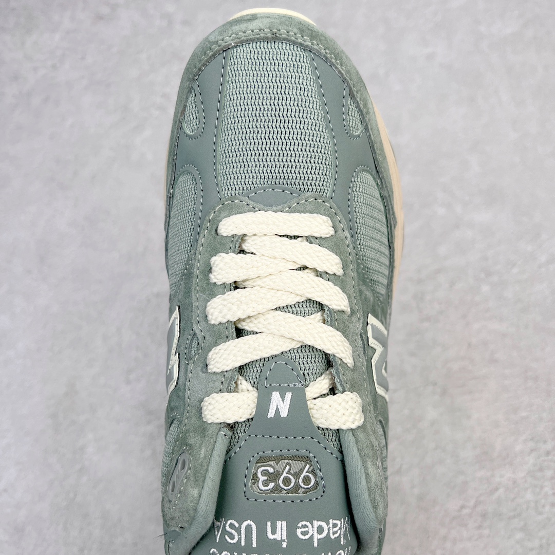 图片[4]-＃K版纯原Kith x New Balance MR993KH1 新百伦NB993 联名灰绿 第三代总统复古慢跑鞋 鞋身以网眼鞋面结合同色系优质麂皮革构成，鞋舌处点缀 New Balance Made In USA 同色系刺绣标识，彰显鞋款身份。鞋侧点缀银色 \\\”993\\\” 字样，丰富鞋身设计的同时，构建时尚外观。鞋款搭载 ABZORB 缓震系统，通过缓冲和抗压性的结合来吸收冲击力，舒适功能升级。同时搭配泛黄做旧中底，打造丰富层次感，缔造出色复古韵味。尺码：36 37 37.5 38 38.5 39 40 40.5 41.5 42 42.5 43 44 44.5 45-选品中心